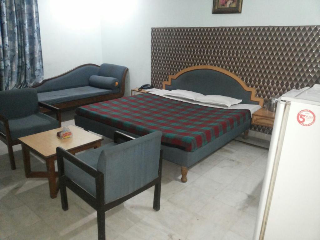 Hotel Saurab เดห์ราดุน ภายนอก รูปภาพ
