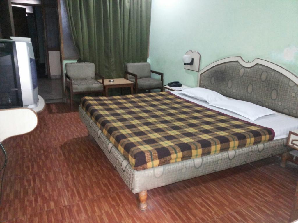 Hotel Saurab เดห์ราดุน ภายนอก รูปภาพ